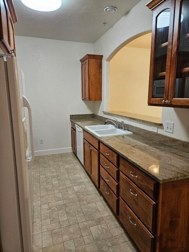 Building Photo - Beautiful 2 Bedroom Condo Avail 9/2