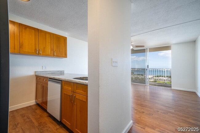 Building Photo - $2,350 / 1br - 552ft2 - Modern Comfort & Convenience 1BR/1BA/1PKG unit in Lele Pono Condo (Aiea)