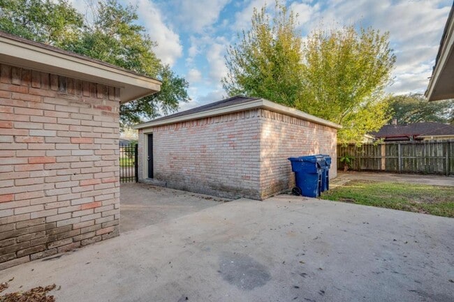 Building Photo - 507 Whippoorwill Dr