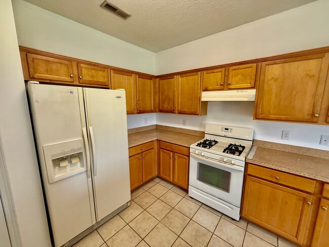 Building Photo - Three bedroom, 2 bath house in Greensboro