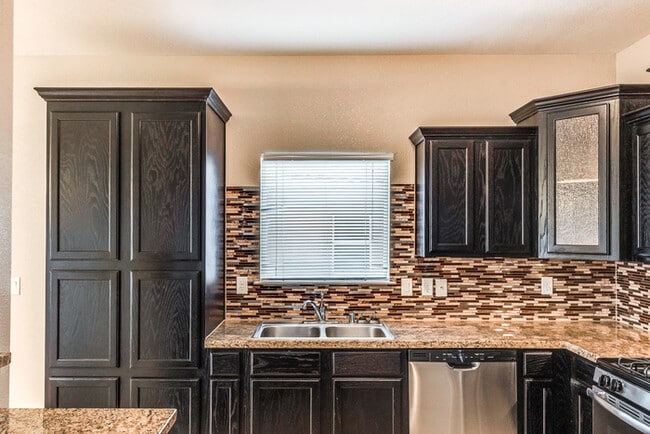 Building Photo - Gorgeous 4 Bedroom Home In Horizon with Refrigerated Air!