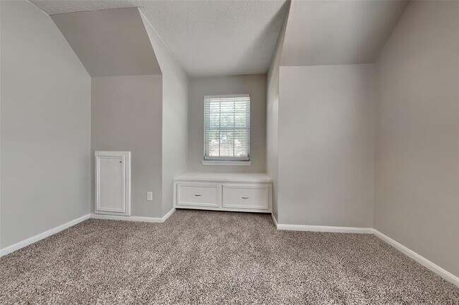 Building Photo - 2206 Lakeville Dr