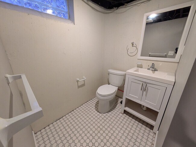 Building Photo - Spacious Royal Oak Bungalow