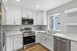 Kitchen - 200 Chalet Dr