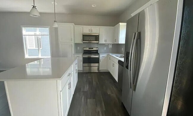 Building Photo - Newer 3BR 2.5ba house in Urbandale, available July 6th!
