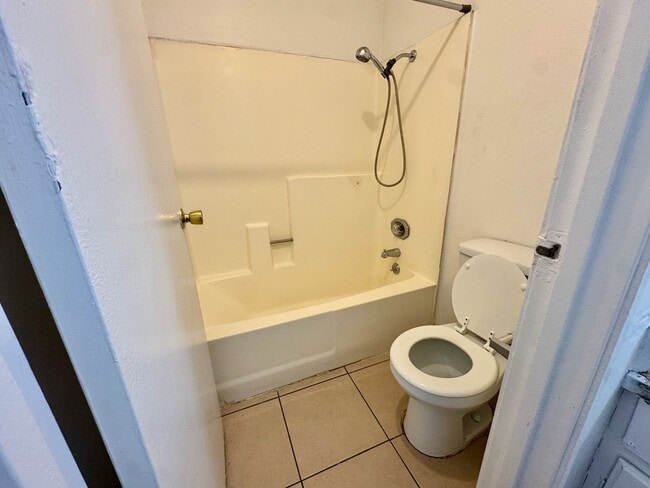 Building Photo - Single-story 1 bedroom unit available for immediate move-in!