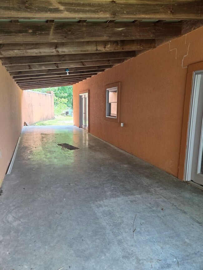 Building Photo - 1 bedroom 1 bath studio apartment