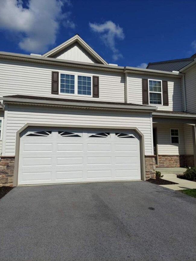 Building Photo - Margarets Grove 3 bedroom, 2.5 bath Townhome