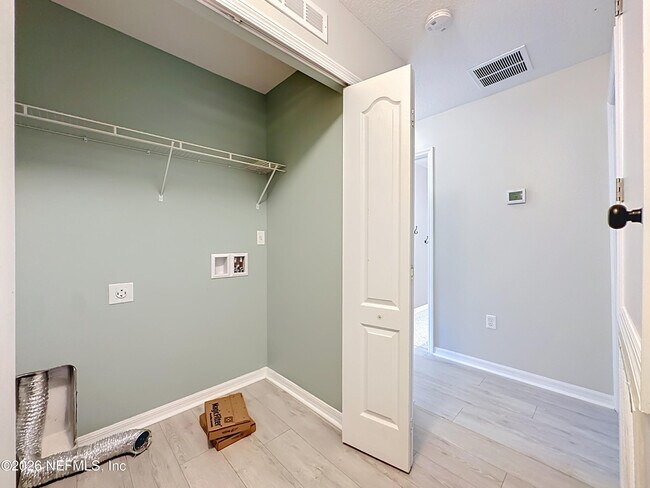 Building Photo - 8224 Halls Hammock Ct