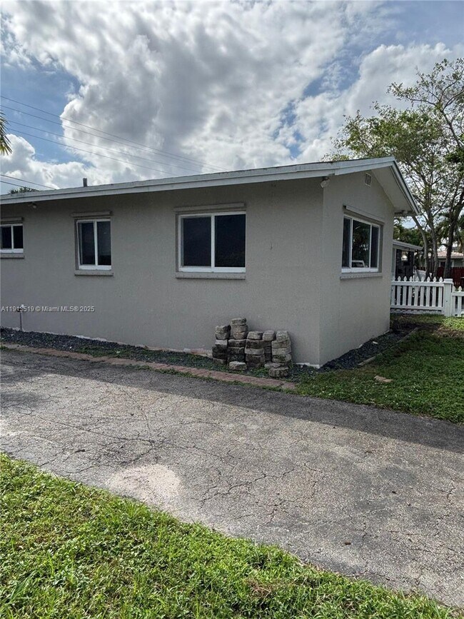 Building Photo - 2002 NE 43rd St