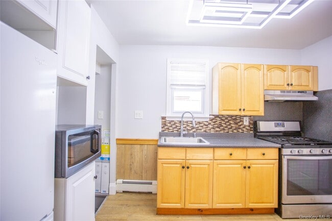 Building Photo - 1261 Waverly St