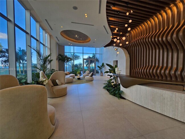 Building Photo - 700 NE 24th St