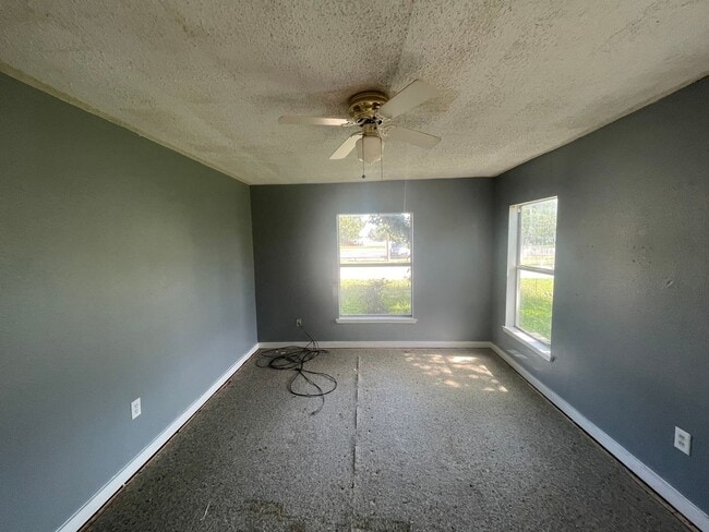 Building Photo - 3 bedroom, 1 bath