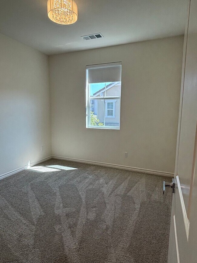 Building Photo - Bright Four-Bedroom Townhome in Whittier and Walkable Palm Park