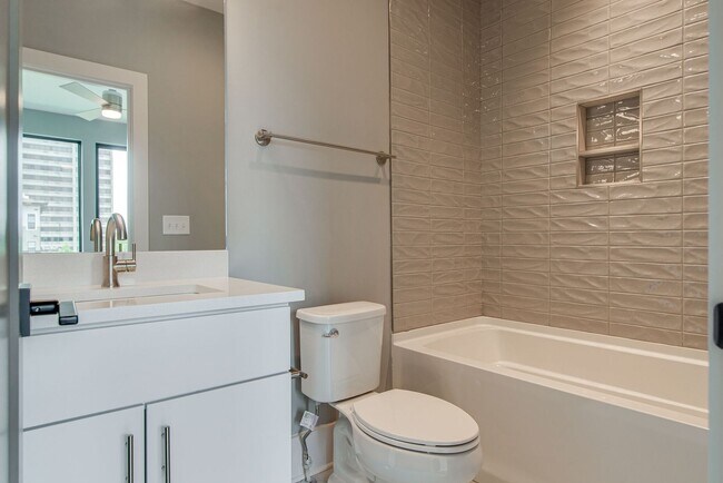 Building Photo - 4 Bedroom Rental in Hillsboro Village!
