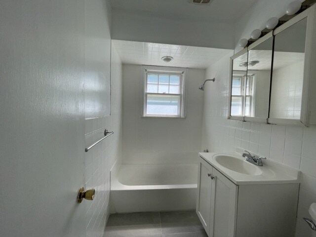 Building Photo - 1650 Huey St