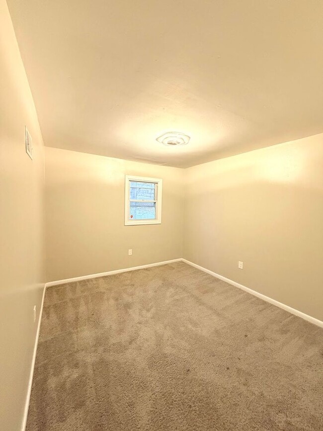 Building Photo - 3 Bedroom House