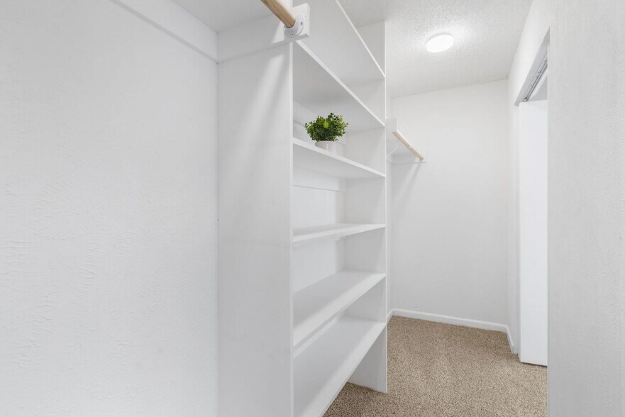 Building Photo - 714 Pleasant Valley Rd