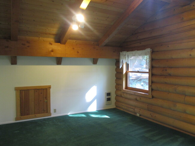 Building Photo - Beautiful 3 bedroom Log Home on large lot ...