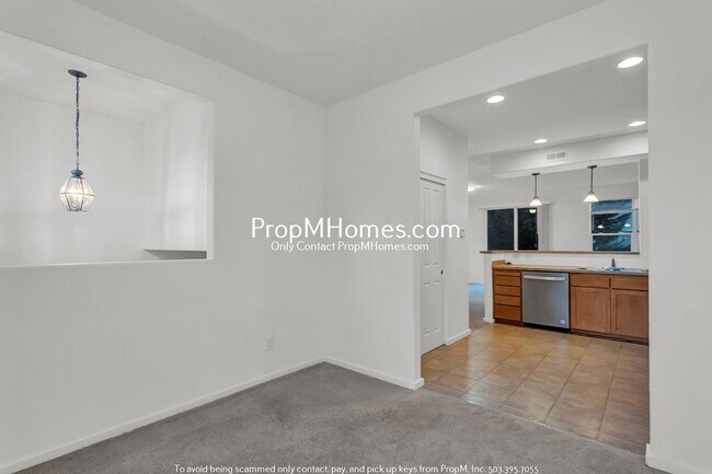 Building Photo - Spacious Townhome in Tanasbourne!