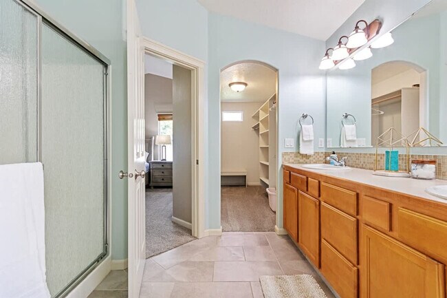 Building Photo - 2480 W San Remo Ct