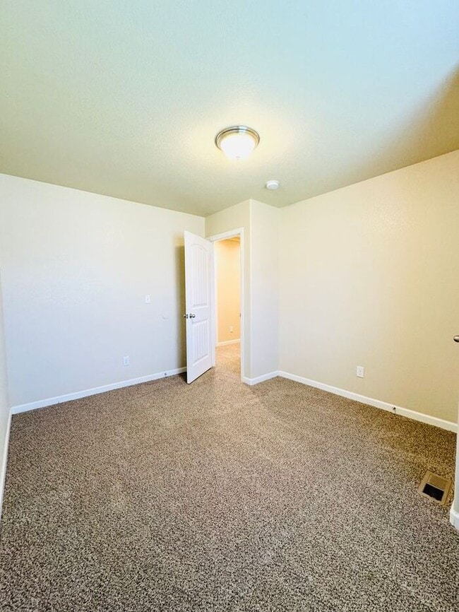 Building Photo - Spacious Ranch Style Home with 3 Bedrooms ...