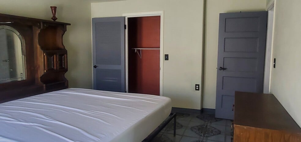 Building Photo - 1040 N Lyons Ave