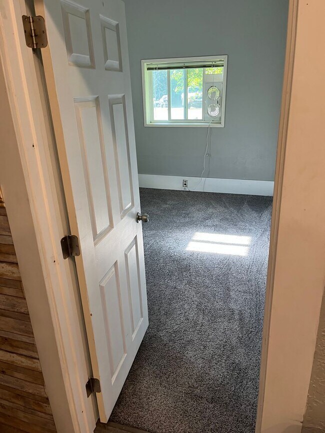 Building Photo - 3-bedroom 2 bath Corner Lot