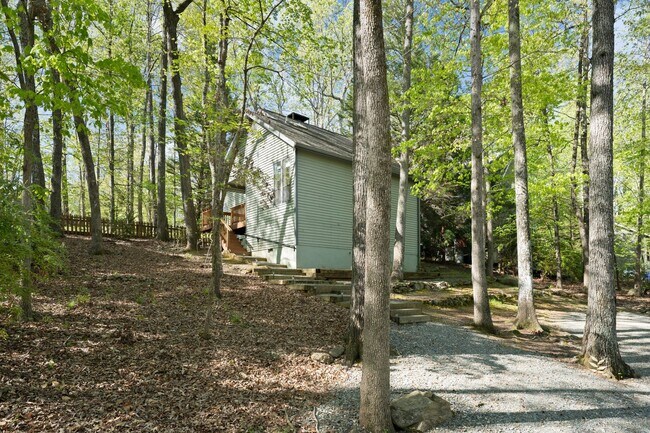 Building Photo - Stunning 3 Bedroom with a Beautiful View i...