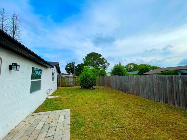Building Photo - 11241 Yewtree Ave