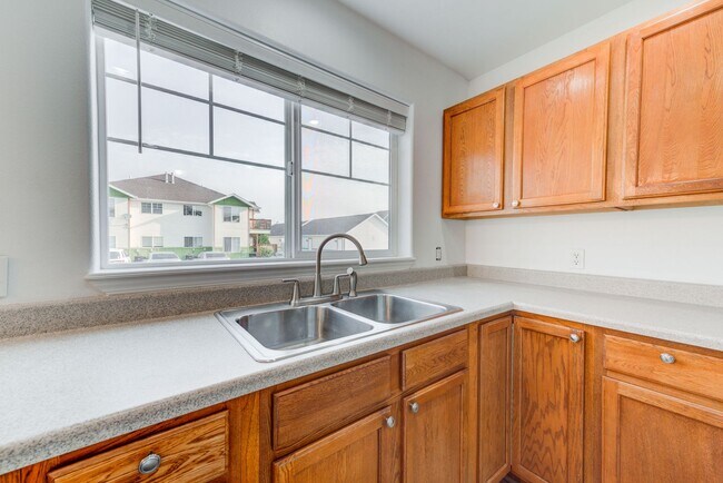 Building Photo - 3 Bed 2 Bath Pet Friendly Unit with AC Available in Bozeman!