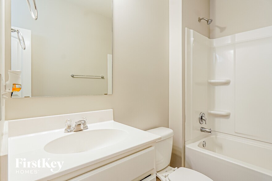 Building Photo - 383 W Park Dr