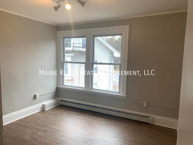 Building Photo - 372 Hammond St