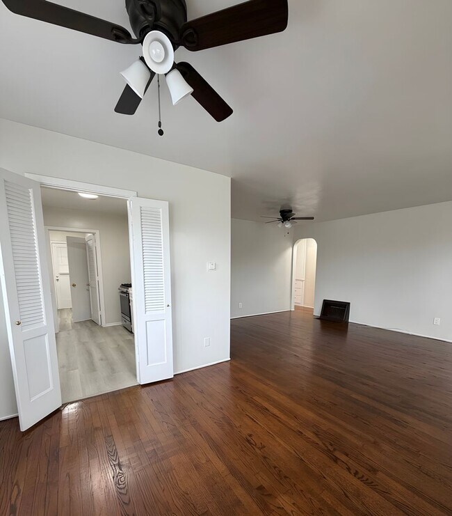 Building Photo - 231 W 81st St