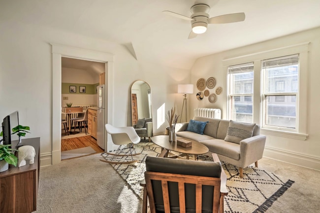 Building Photo - Charming Upper Level Duplex