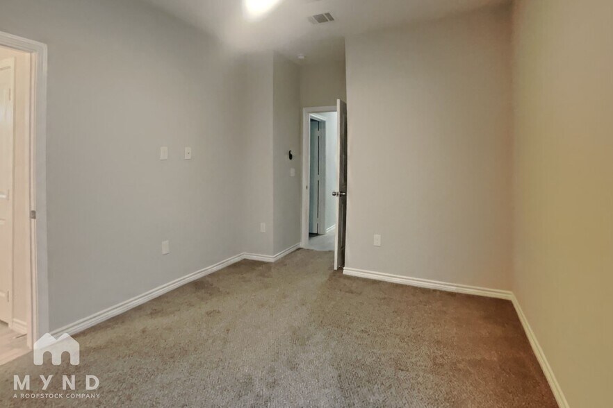 Building Photo - 16855 Balmoral St