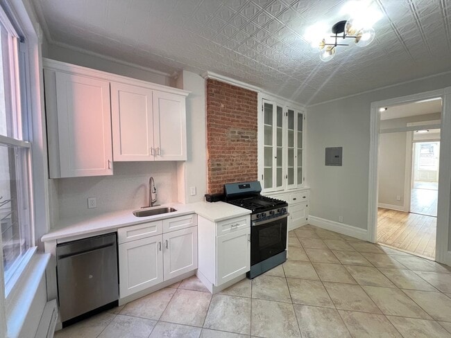 Building Photo - 492 Monmouth St