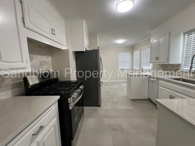 Building Photo - For Lease | $1300 Rent | Available Now!