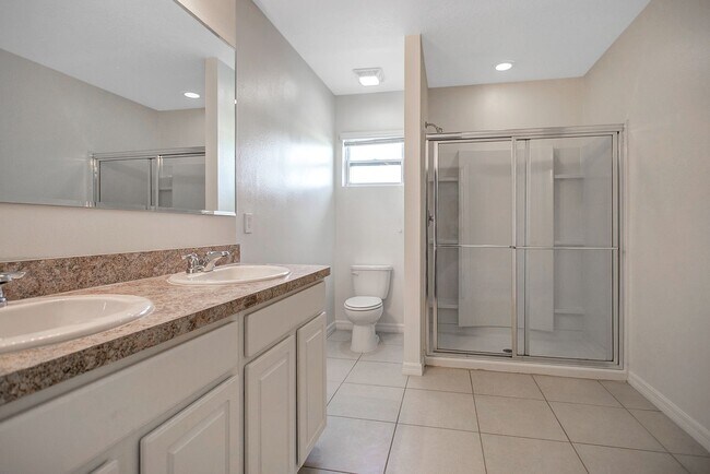 Building Photo - Spacious 3-Bdrm Townhome in Orlando's Gated Westwood Community - Available Now!