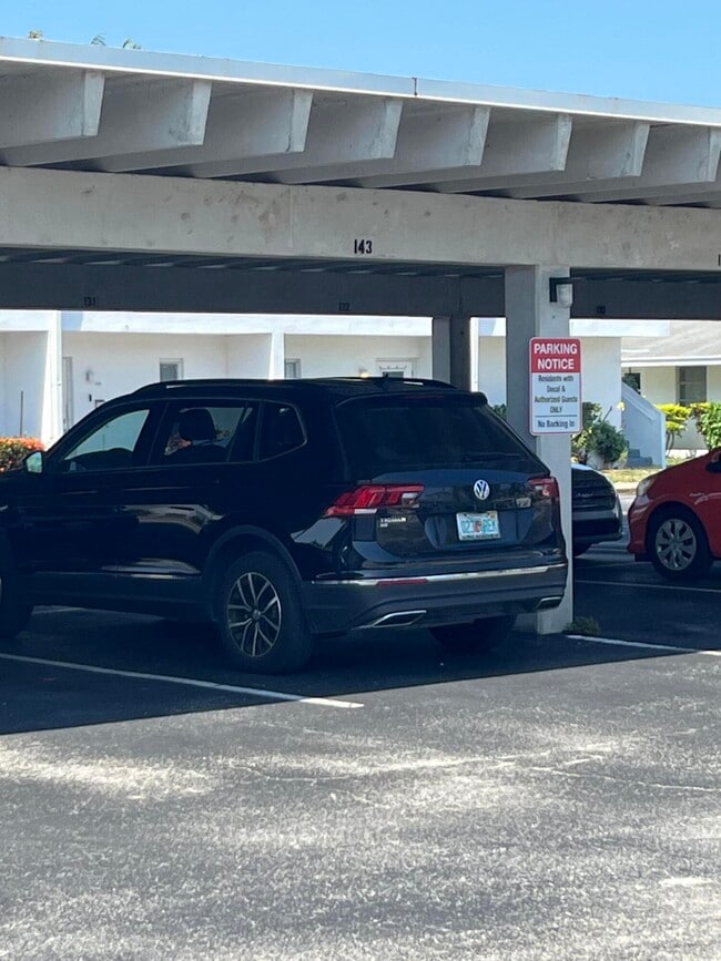 Building Photo - 143 West Ct