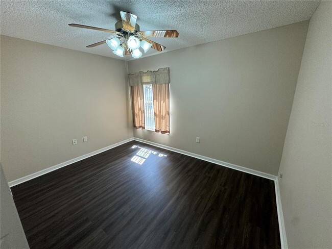 Building Photo - 545 Golfview Ct