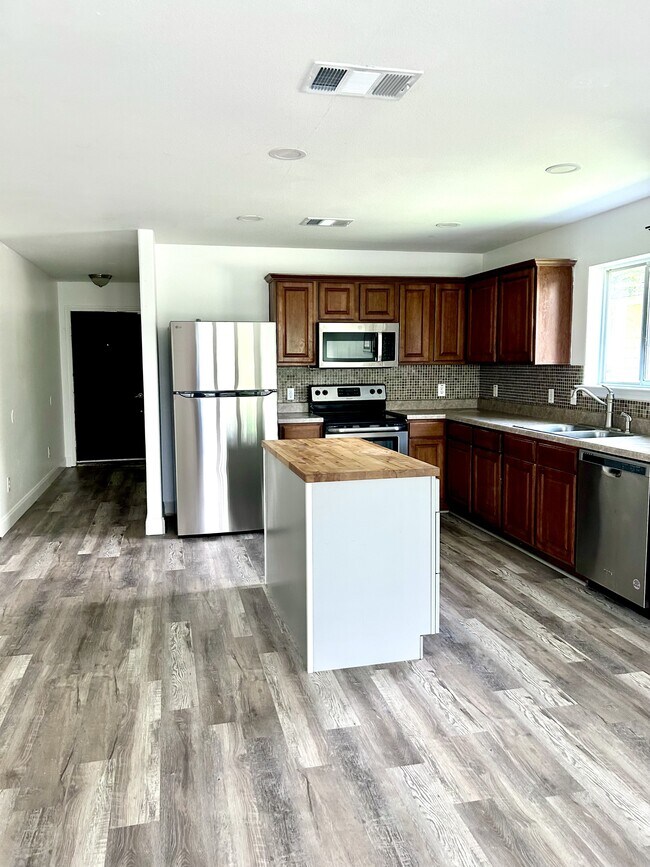 Building Photo - 529 W Metcalfe St