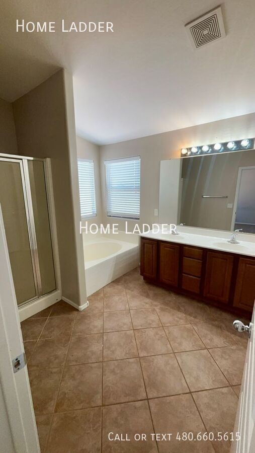 Building Photo - 2349 Oakmont Ln