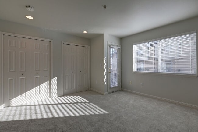 Building Photo - Luxury 2BR 2.5BA Townhouse Style Condo @ Lochshire on Forbes Creek