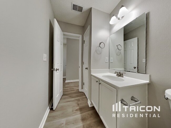 Building Photo - 819 Chablis Dr