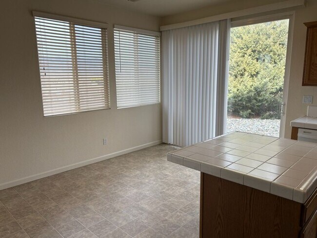 Building Photo - Beautiful Three Bed Home Available On The Green at Dayton Golf Course