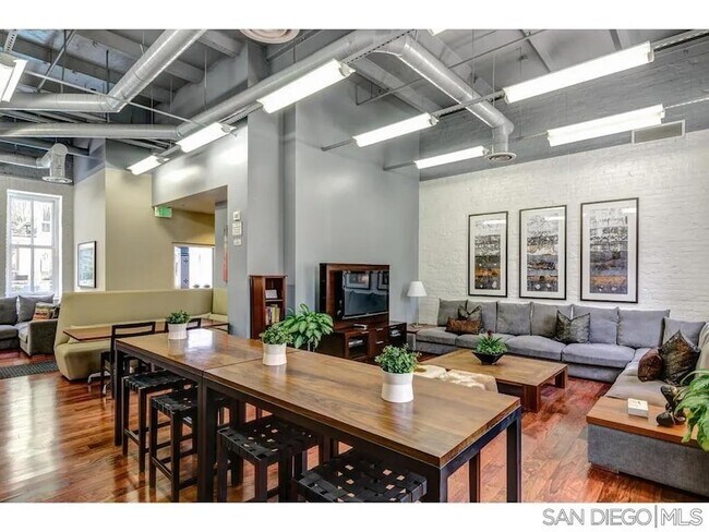 Building Photo - 1431 Pacific Hwy