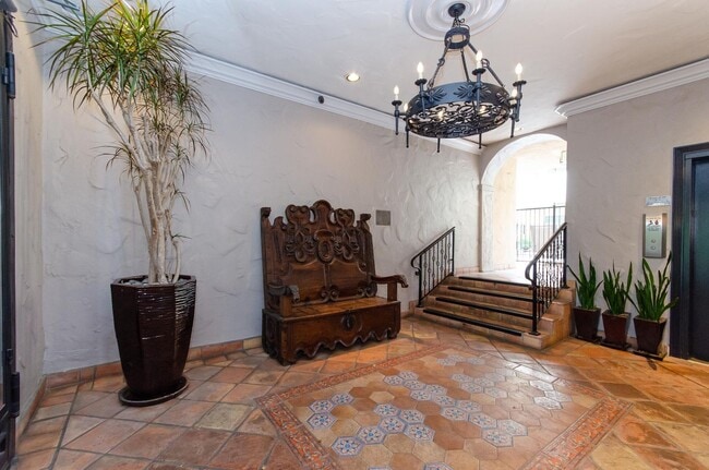 Building Photo - Stunning renovated apartment in the Heart ...