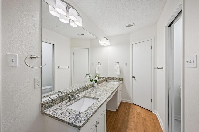 Building Photo - 2717 Charlesworth Dr