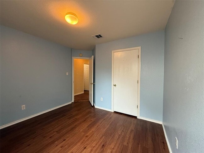 Building Photo - 316 Meadow Park Dr
